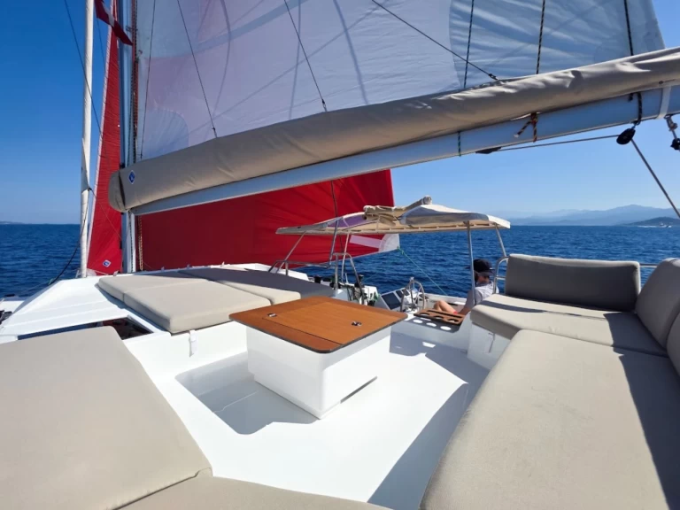 Fountaine Pajot Elba 45 charter bareboat eller skeppad i Rhodes (City)