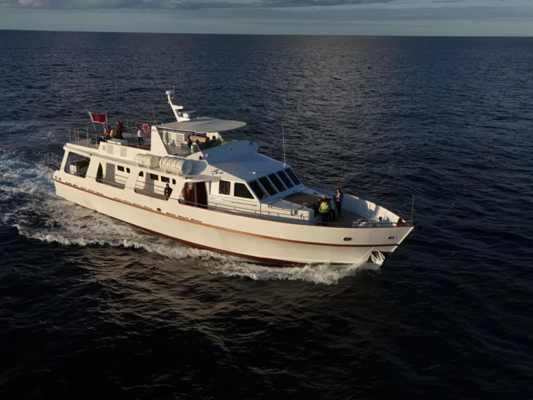 Pathfinder 29 charter bareboat eller skeppad i Sliema