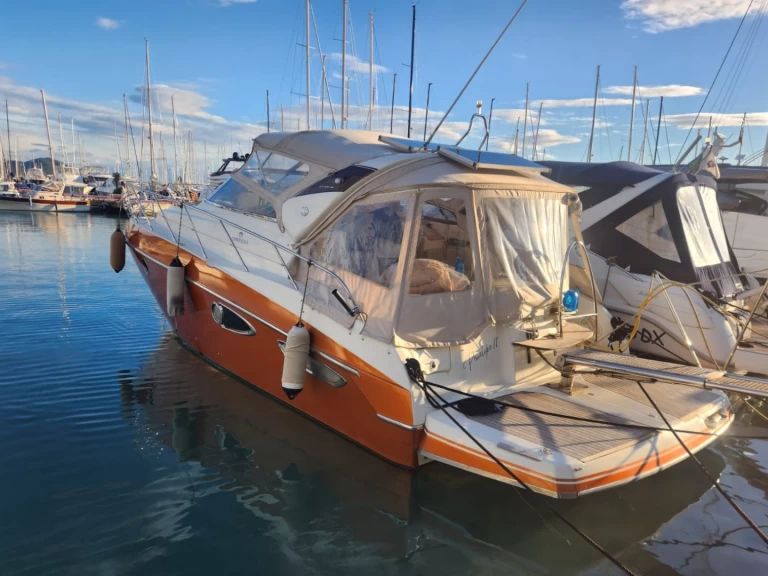 Cranchi Zaffiro 36 charter bareboat eller skeppad i Portofino