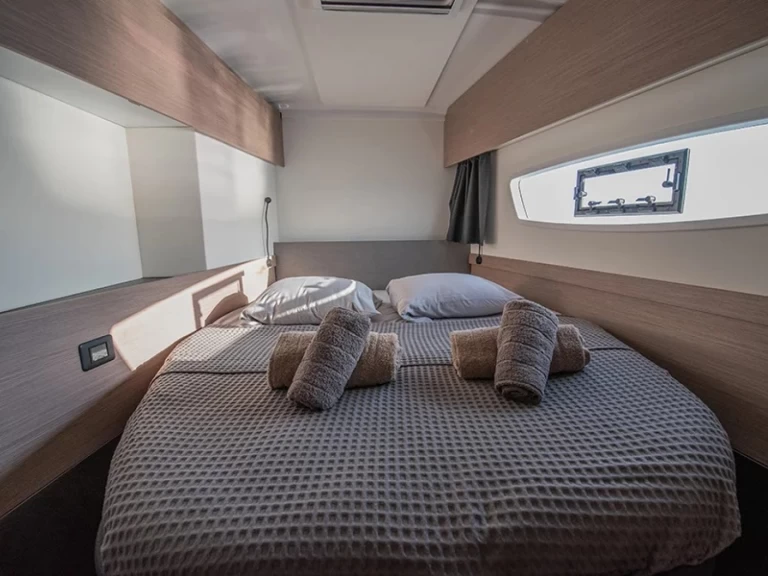 Hyra Katamaran  med eller utan skeppare Fountaine Pajot Lavrio 