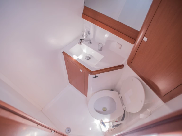 Hyr en Bénéteau Oceanis 48 Ávdira 