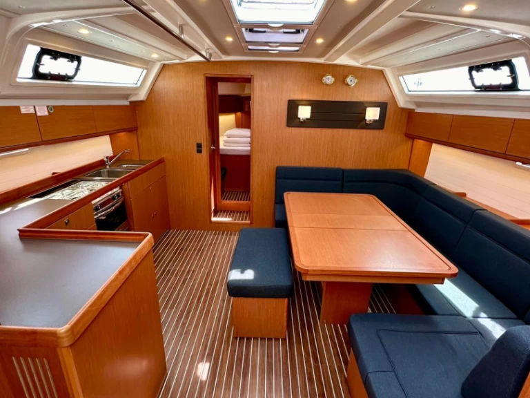 Bavaria Cruiser 46 charter bareboat eller skeppad i Sukošan