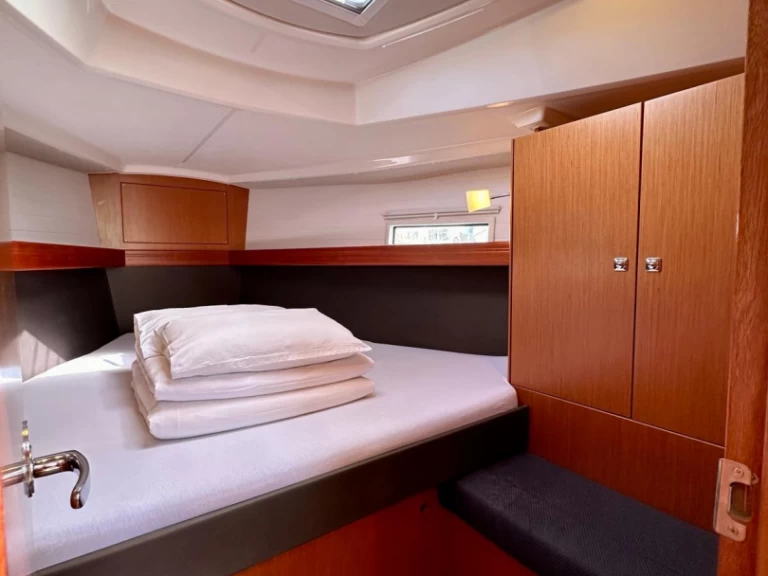 Bavaria Cruiser 37 charter bareboat eller skeppad i Sukošan