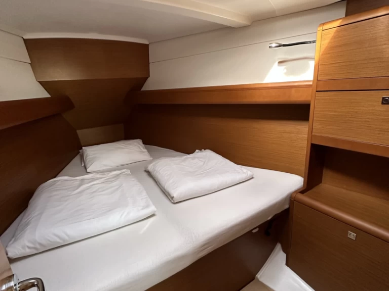 Hyra Segelbåt  med eller utan skeppare Jeanneau Drage 