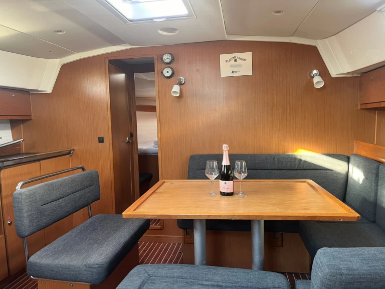 Bavaria Cruiser 45 charter bareboat eller skeppad i Sukošan