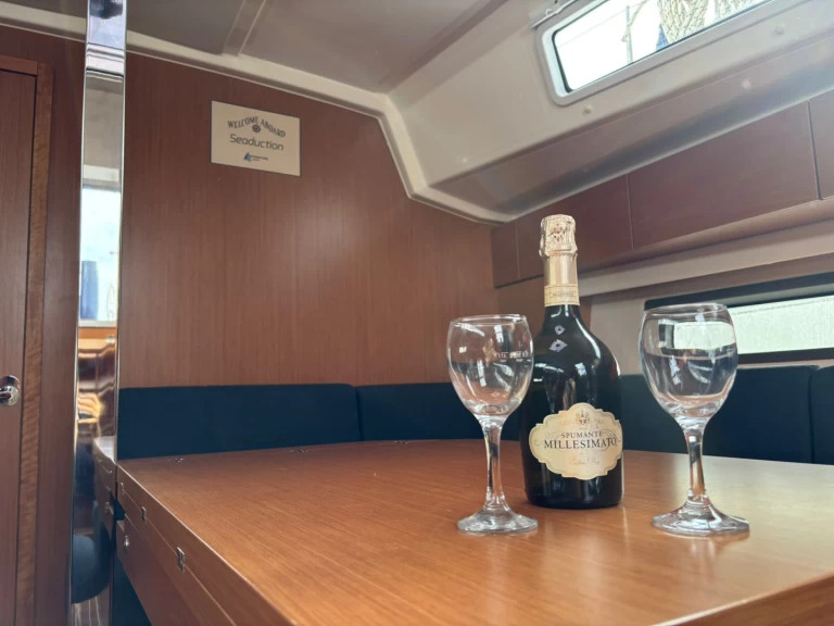 Hyra Segelbåt  med eller utan skeppare Bavaria Drage 