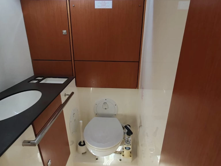 Bavaria Cruiser 46 charter bareboat eller skeppad i Drage