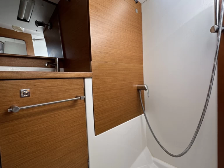 Uthyrning Segelbåt  Jeanneau med en båtlicens 