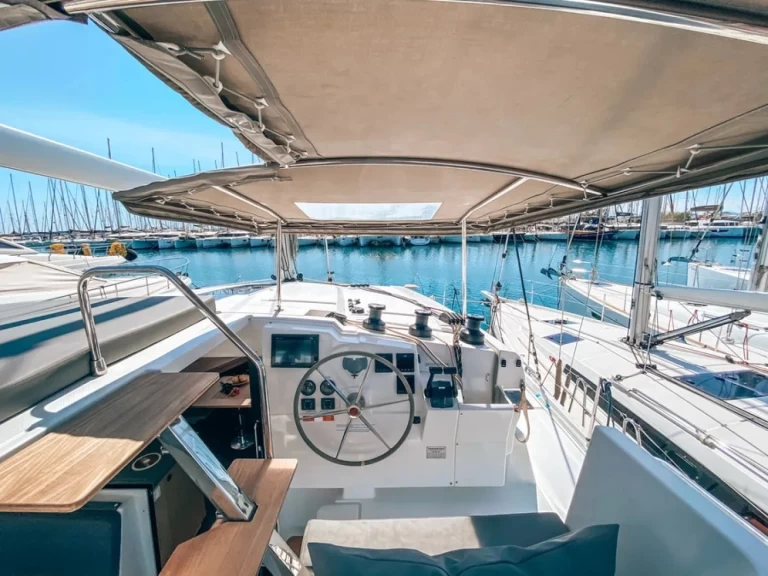 Fountaine Pajot Lucia 40 charter bareboat eller skeppad i Pula 