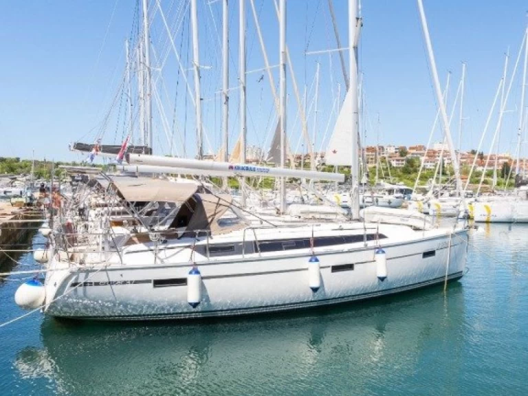 Bavaria Cruiser 37 charter bareboat eller skeppad i Pula 
