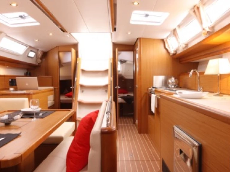 Hyra Segelbåt  med eller utan skeppare Jeanneau Pirovac 