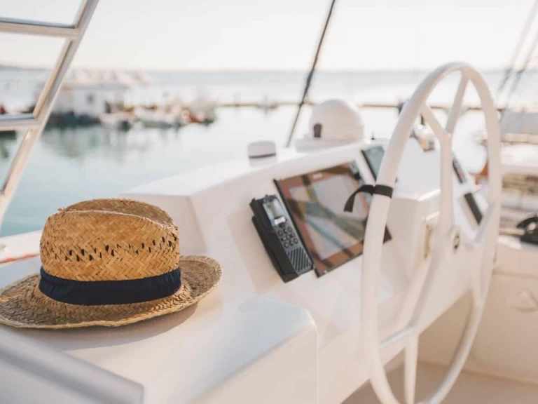 Bali Bali 5.4 charter bareboat eller skeppad i Capo d'Orlando