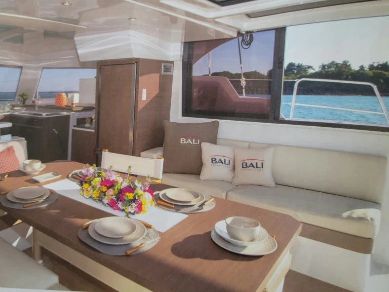 Bali Bali Catspace Voile charter bareboat eller skeppad i Parham Town