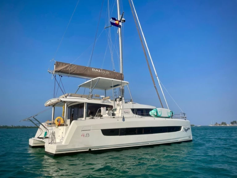 Bali Magnificent charter bareboat eller skeppad i Belize City