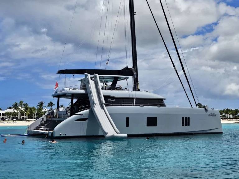 Sunreef SHADES OF GREY charter bareboat eller skeppad i Sardinien