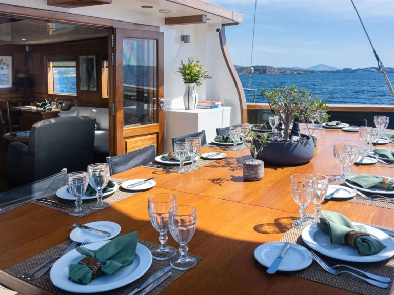 Lyx yacht för uthyrning Nea Peramos till det bästa priset 