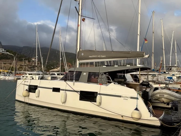 Nautitech Nautitech 40 charter bareboat eller skeppad i Punat