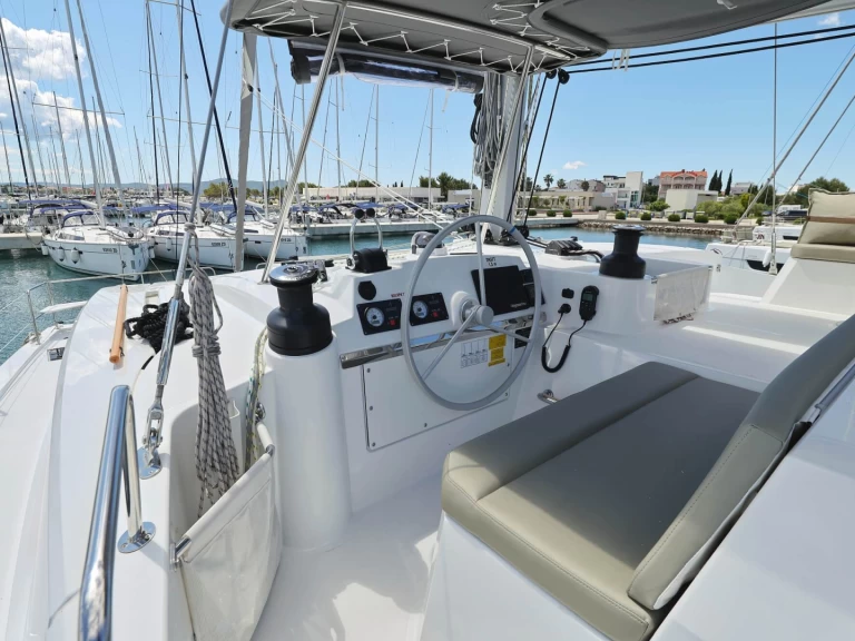 Bali Bali 4.4 charter bareboat eller skeppad i Sukošan