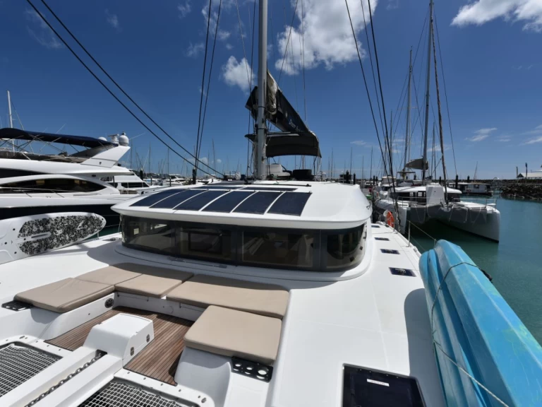 Leopard Catamarans / Robertson & Caine Leopard 46 - 4 cab. charter bareboat eller skeppad i Airlie Beach