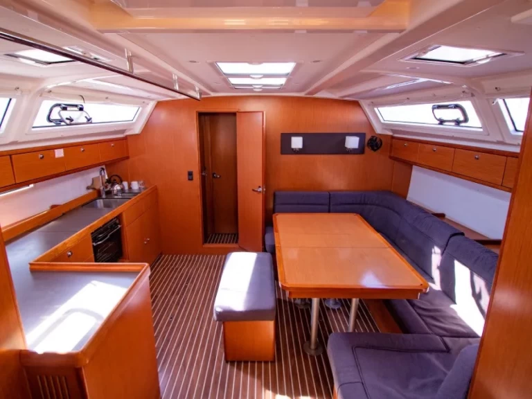 Bavaria Cruiser 46 charter bareboat eller skeppad i Nikiána