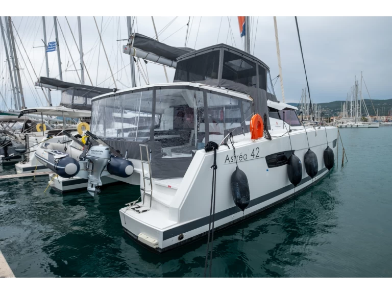 Uthyrning Katamaran  Fountaine Pajot med en båtlicens 