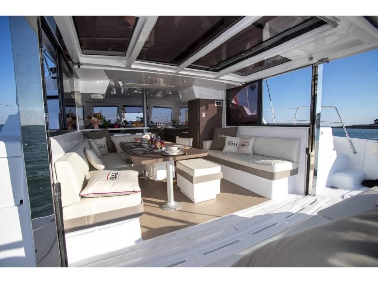 Yacht charter Olbia billig Bali Catspace Voile