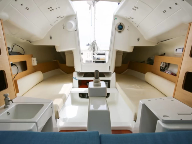 Uthyrning Segelbåt  Bénéteau med en båtlicens 