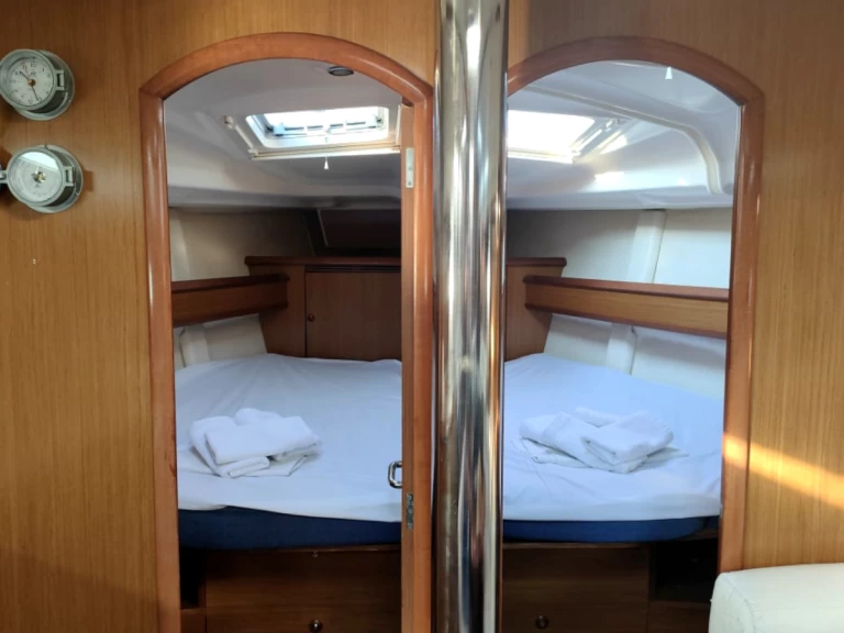 Uthyrning Segelbåt  Jeanneau med en båtlicens 