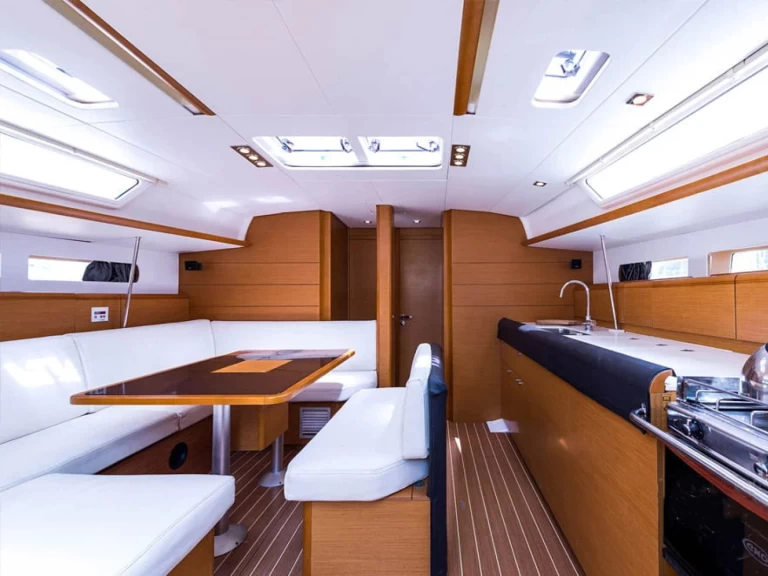 Hyra Segelbåt  med eller utan skeppare Jeanneau Nikiána 