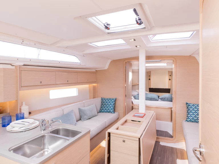 Dufour Dufour 37 charter bareboat eller skeppad i Marina (City)