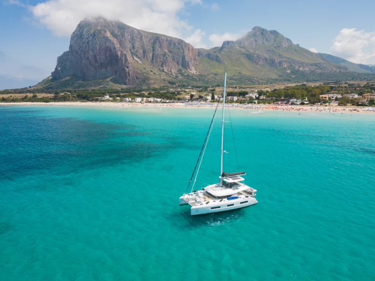 Lagoon Lagoon 55 charter bareboat eller skeppad i Cugnana Verde