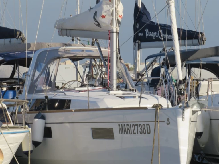 Bénéteau Oceanis 38 charter bareboat eller skeppad i Procida