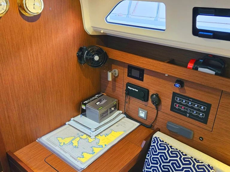 Uthyrning Segelbåt  Bénéteau med en båtlicens 