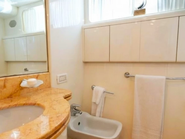 Aicon Aicon75 fly bridge  charter bareboat eller skeppad i Miami 