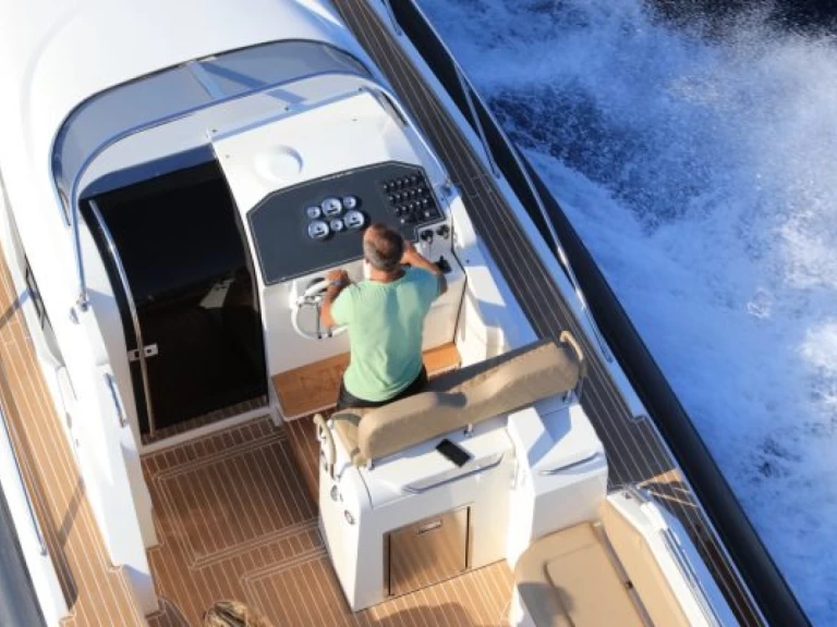 Uthyrning RIB Nuova Jolly med en båtlicens 