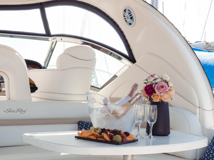 Sea Ray Sea Ray 455 Sundancer charter bareboat eller skeppad i Limassol