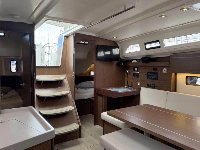 Bénéteau Oceanis 40.1 charter bareboat eller skeppad i Biograd Na Moru