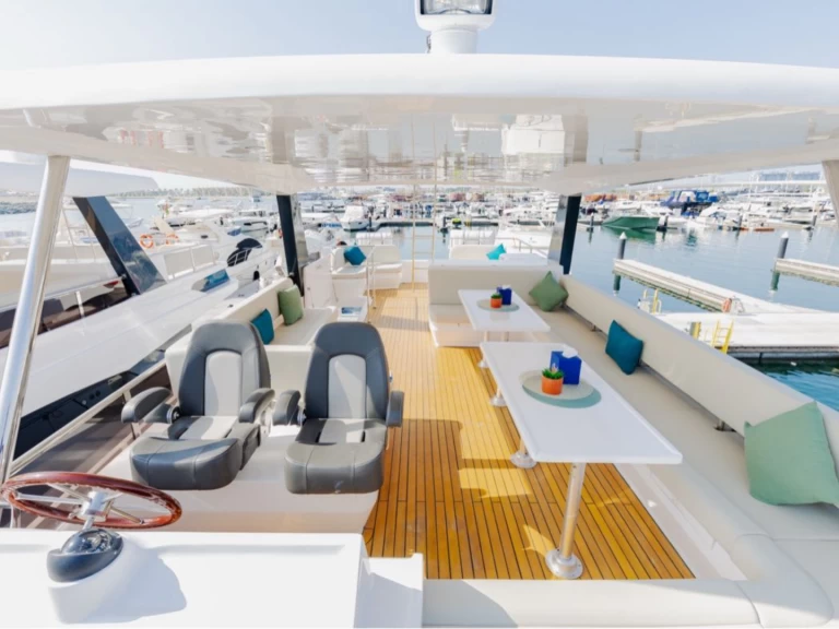Hyra Lyx yacht med eller utan skeppare Gala Dubai Marina 
