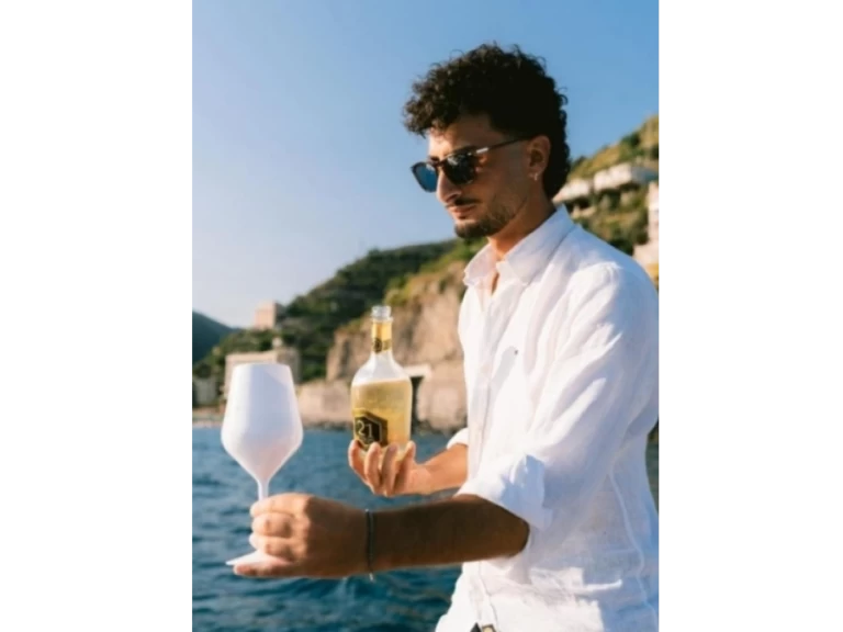 Uthyrning Motorbåt  Apreamare med en båtlicens 