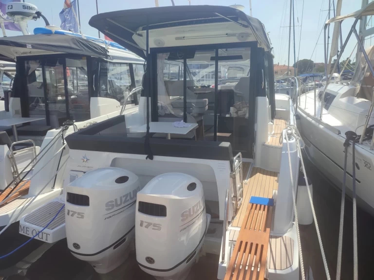 Uthyrning Motorbåt  Jeanneau med en båtlicens 