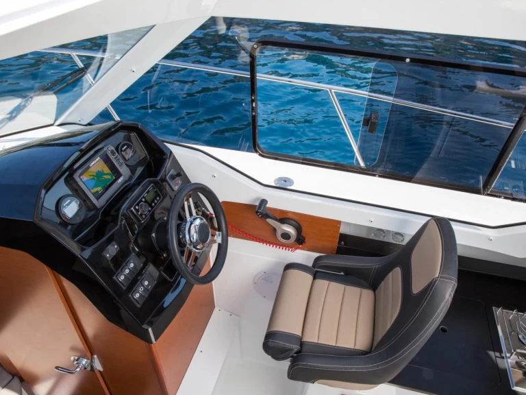 Uthyrning Motorbåt  Jeanneau med en båtlicens 