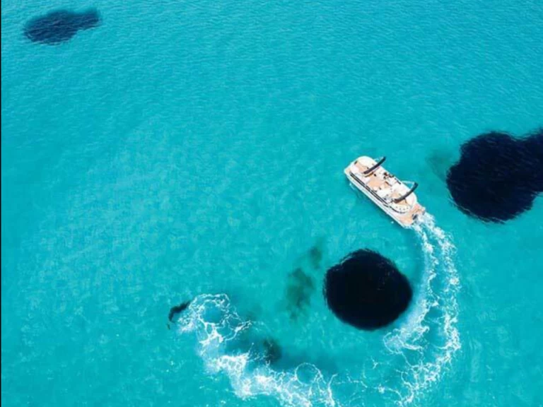 Hyra Motorbåt  med eller utan skeppare Swiss boat ponton Naoussa 