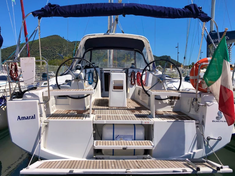 Bénéteau Oceanis 38 charter bareboat eller skeppad i Salerno