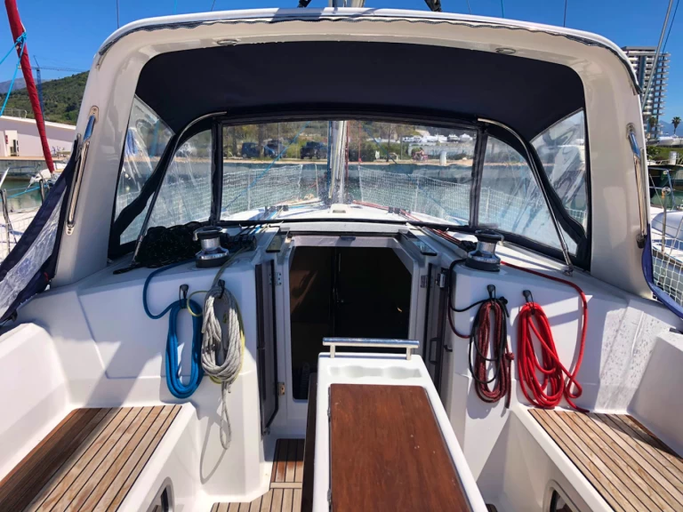 Hyr en Bénéteau Oceanis 38 Salerno 