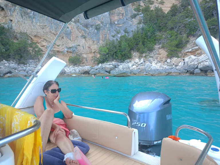 Nuova Jolly King 750 charter bareboat eller skeppad i Cala Gonone