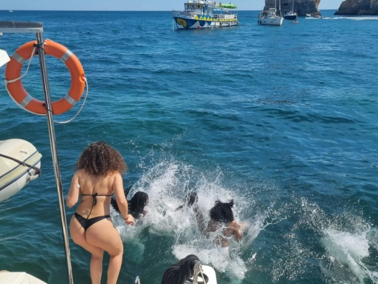 Uthyrning Katamaran  Fountaine Pajot med en båtlicens 