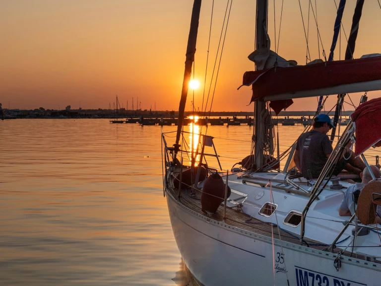 Hyra Segelbåt  med eller utan skeppare Dufour Bari 