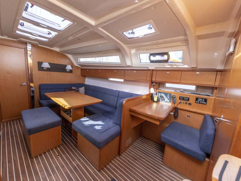 Hyr en Bavaria Bavaria 41 Cruiser Kalkara 