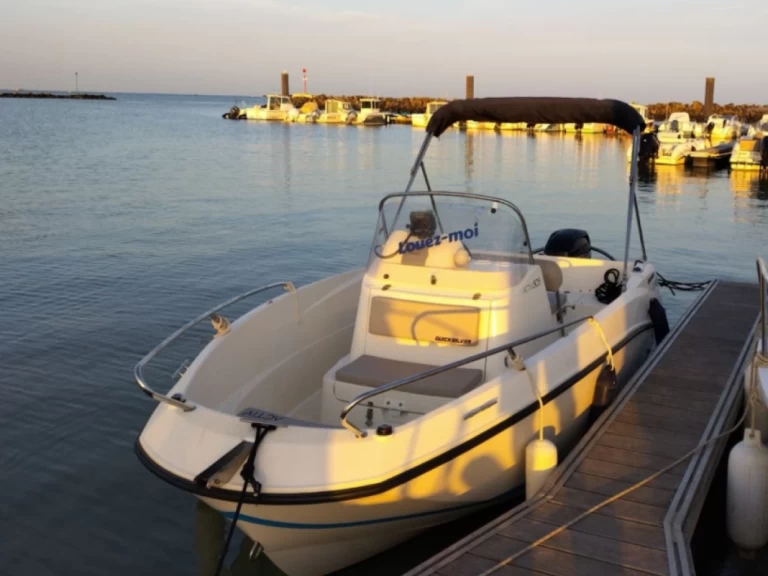 Uthyrning Motorbåt  Quicksilver med en båtlicens 
