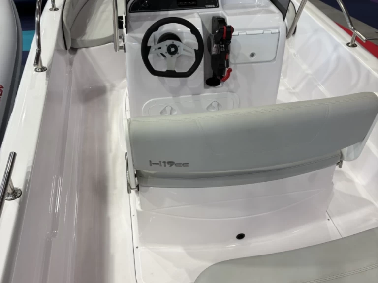 4XC H19CC charter bareboat eller skeppad i Saint-Florent